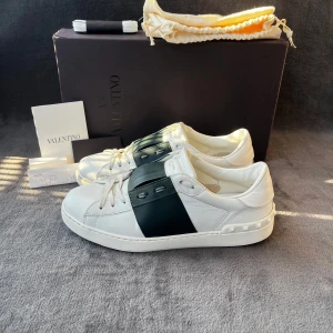 Valentino Open Olive | 40,5 - Storlek: 40,5 Skick: Mycket bra skick Tillbehör: Orginal- Box, extrasnören & dustbag. Denna modell är stor i storleken. Vi rekommenderar därför att gå ned 0,5-1 storlek.