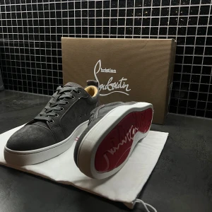 Grå Louboutins  - Snygga grå sneakers i mocka från Christian Louboutin får med box och dustbag skriv gärna om ni har några frågor eller funderingar✅