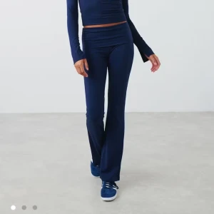 Mörkblå yogapants  - Snygga mörkblå yogapants. Går att styla till typ vad som helst! Pris går att diskuteras och hör av er vid frågor. 