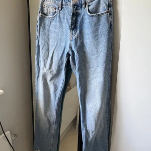 Zara ljusblå jeans straight fit - Zara jeans i ljusblå tvätt med raka ben och knappgylf. 
