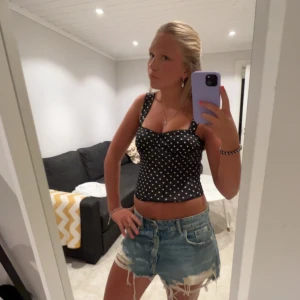 Svart prickig linnetopp - Säljer denna söta corsett topp, skulle säga storlek XS / S 💜💕🍓🐝