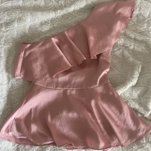 Festtopp  - Säljer denna super söta rosa oneshoulder toppen från hm💞 storlek 34💖