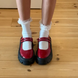 Chunky röda ballerinaskor - Asballa skor som är helt oanvända! Är storlek 40 men sitter för tight på mig, om du har storlek 38-39 tror jag dem hade passat perfekt! 👠👠👠👠