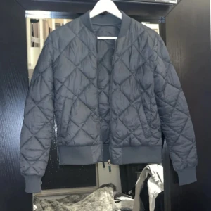 Bomberjacka  - Perfekt jacka inför hösten i grå/grön färg. Den är i storlek s-xs och passar M. Jack är i nyskick(SISTA BILDEN ÄR LÅNAD)