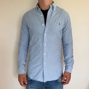 Ralph Lauren skjorta slim fit  - Ralph Lauren | Mycket bra skick | Size - S | Nypris 1600 mitt pris 599 | Hör av dig vid minsta fråga eller fundering📩