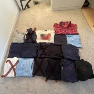 12st Ralph Lauren tröjor - Säljer 12 st Ralph Lauren tröjor. Jag har 1 cabbelstickad, 3 Ralph Lauren zip, 2 Ralph Lauren sweatshirt, 2 Ralph Lauren hoodies, 1 exklusiva usa Ralph Lauren tröja, 2 Ralph Lauren lättare sweatshirt och en skjorta. Alla plag är i bra skick. Går att köpas styck viss. Storlekarna går från xs till S .Skickar samma dag eller dagen efter plaget har köpts. Skriv till mig vid frågor eller om du vill ha mer bilder.  💛🤝 obs 449kr styck usa tröjan kostar 699