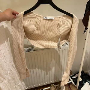 Ribbstickad bolero - Beige ribbstickad bolero från zara