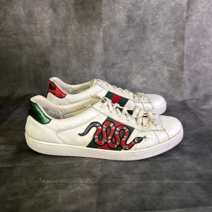 Gucci ace snake sneaker  - Bra skick utom liten defekt på toeboxen | Size uk8 vilket passar 42| fraktar spårbart inom 24 timmar |  för att köpa klicka ” köp nu” | vid frågor skriv ett meddelande | bara skorna kommer med