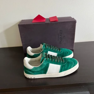 Valentino flycrew - Hej, säljer dessa valentino. Allt på bilden tillkommer
