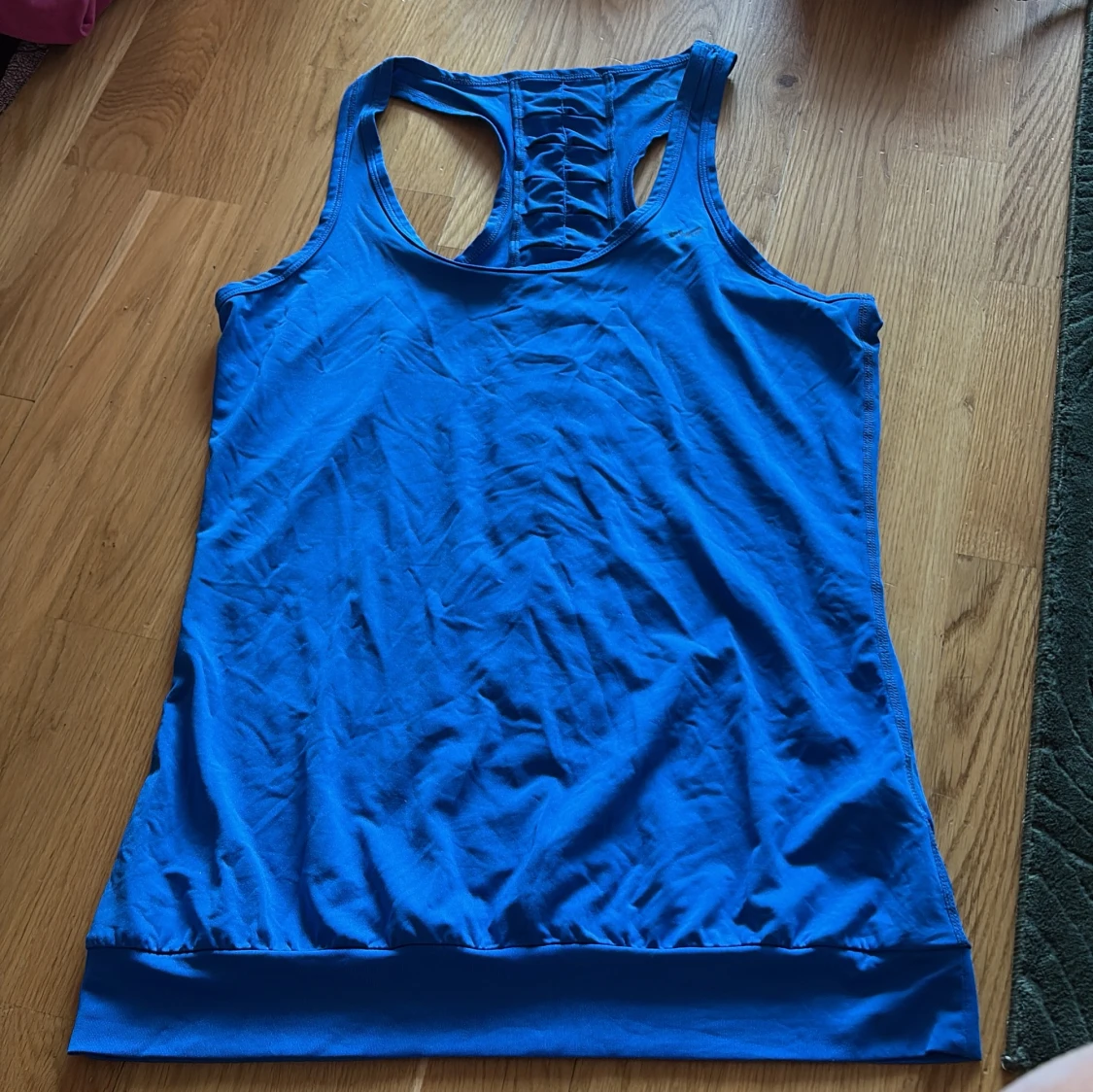 Blå linnetopp med snörningsdetalj - 1