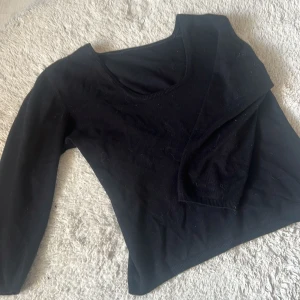 Tröja - En basic svart  tröja med rund halsringning. Armarna går längst ut till armbågen. Står tyvär ingen storlek men skulle gissa på xs/s❤️