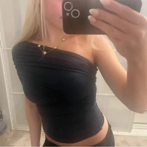  one shoulder topp! - Snygg one shoulder topp från Zara!💕 Inga defekter och är använd fåtal gånger💕perfekt för finare event!!! Säljer då den inte kommer till användning💕storlek S men passar också xs!!