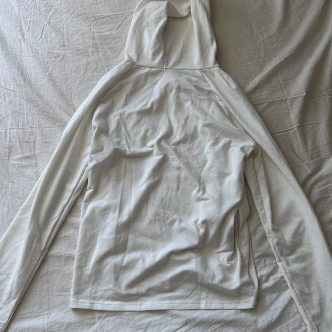 Vit hoodie med dragkedja och huva