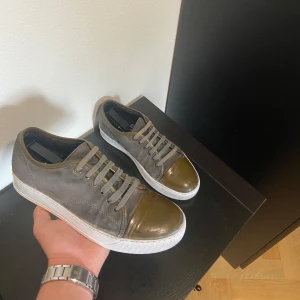 Grå/olivgröna skor från Lanvin - Feta Grå/olivgröna skor från lanvin som är perfekt till allt/ skick 9/10 / storlek 39 ( passar 40-41) / nypris ca 5000kr / kontakta mig via intresse eller annat och pris kan väl diskuteras!😊🙏