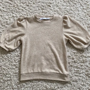 Beige puffärm tröja från lager 157  - Superfin beige tröja från lager 157. dock är den lite noppig men inget man ser! 💞🙌🏻