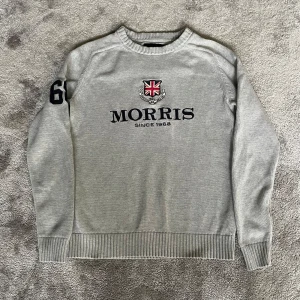 Grå stickad tröja från Morris - Snygg grå stickad tröja från Morris. Tröjan är i fint skick. Hör av dig om du undrar över något 