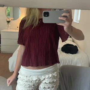 Vinröd topp - Snygg vinröd plisserad topp, den är jätteskönt och luftigt material. Jättebra skick!! ❤️❤️