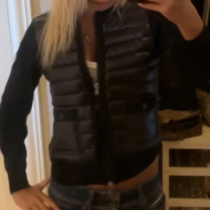 Svart Moncler cardigan - superfin! byter gärna mot en stella mccartney väska med guldkedja!🩷