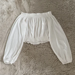 Vit offshoulder topp - Superfin vit offshoulder topp. Lappen är bortklippt så jag vet inte vilken storlek den är, men den passar mig som bär XS. Toppen slutar ovanför naveln.