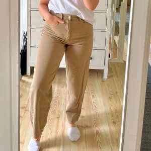 Beige loose jeans - Snygga beige byxor från Lager157 i modellen ”Long Miriam”. De har hög midja och vida ben, tillverkade i 100% bomull. Aldrig använda!🌼 Normal i storlek!🌸