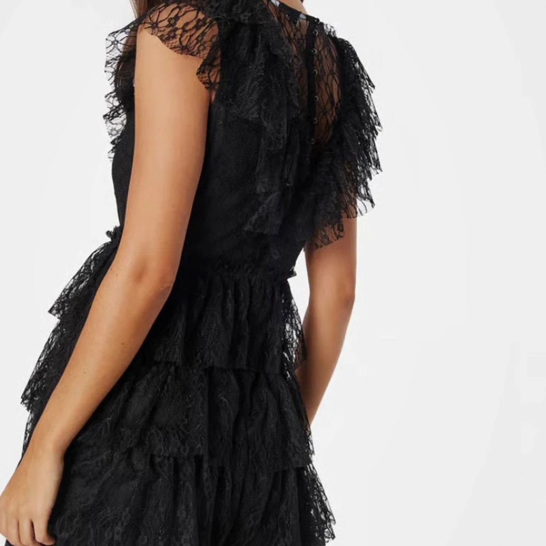Svart spetsklänning med volanger - 1