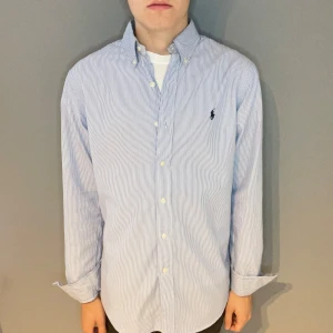 Polo Ralph Lauren skjorta  - Polo Ralph Lauren skjorta | storlek m | skick 10/10 | fraktar via PostNord eller Instabox på köparens bekostnad | hör av dig vid funderingar 