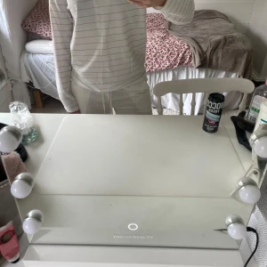 Vit guldrandig långärmad tröja - Vit långärmad tröja från Pieces i storlek XS. Tröjan har tunna guldiga ränder och v-ringad hals. Den är i mjukt material.