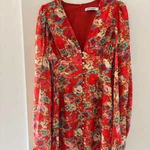 Florence dress från Adoore🌺 - Supersöt röd klänning från Adoore i storlek 38, sitter som en 36. Använd en gång i ca 1 timme, därav nyskick. Förra årets kollektion så finns ej att köpa längre❤️🌺Nypris:1495