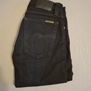 Nudie jeans - Svarta Nudie jeans I väldigt fint skick