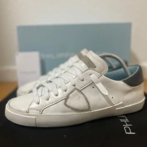 Philippe Model sneakers *NÄSTAN NYA* - Säljer dessa riktigt fina Philippe model sneakers med en tår i ögat. Endast använt dem ett fåtal gånger vilket gör dem till bra skick! Dem är riktigt snygga då många diggar den vita samt ljusblåa färgen! Storlek 42, passar även storlek 43. Allt orginal samt kvitto medföljer! Köpte skorna för 2700 kr. Nu är dem värda runt 3300 kr. Hör av er vid minsta lilla fråga! 💬 