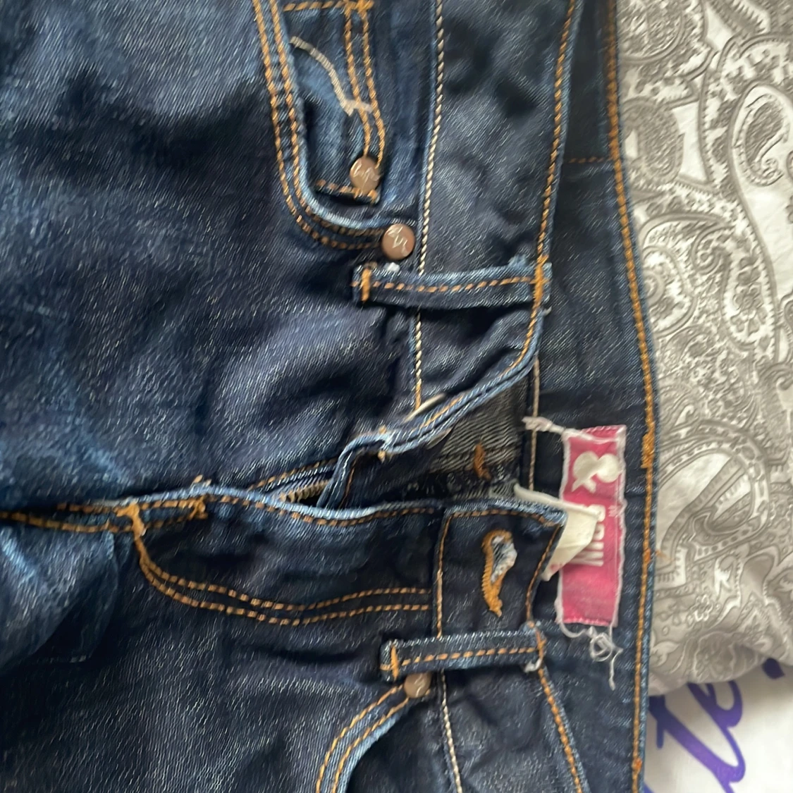 Mörkblå jeansbyxor med raka ben - 1