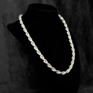 Fet Cordell Halsband Äkta 925 Silver - Tung och tjock diamond-cut cordell länk i äkta massivt 925 silver! En länk som denna är mycket ovanlig! 50cm lång och 7mm bred, väger gott på 80.14g! Stämplad och klar.