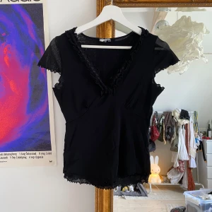 Vintage v neck topp spets mesh  - Ingen storlekslapp men uppskattar till S 🤍