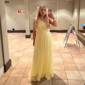 Ljusgul balklänning  - Säljer nu min fina balklänning som är ljusgul. Det är en one shoulder maxiklänning som har en markerad midja. Superfin och passade mig som är 160 perfekt. Har klackar på mig på bilden så den som är några cm längre än jag kommer också kunna använda den. Storlek 40 men passar både en storlek M som L.