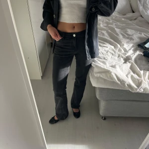 Svarta jeansbyxor - Svarta jeans med medelhög midja, döljer pågrund av att jag har ett par likadana. Jag är 164. Nypris:499kr