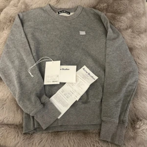 Grå sweatshirt från Acne Studios - Super snygg acne tröja i storlek s. Köpt i butiken i Stockholm! Kvitto finns. 