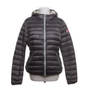 Colmar dunjacka - Lättviktsjacka från colmar, den har några fläckar fram men inget man tänker på om man inte vet om de, kan skicka bilder om så önskas. Stl 38 ganska liten i stl. Jag upplever färgen lite ljusare i verkligheten. Bra skick, jag köpte den från sellpy. 