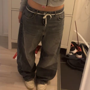 Grå baggy jeans  - Säljer ett par grå baggy jeans i storlek 42