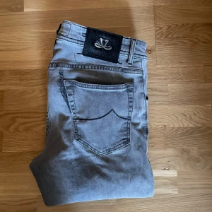  Jacob Cohen - Säljer dessa riktigt snygga Jacob Cohen jeans i storlek 33/32 tyvärr så har dom gått hål i där bak men väldigt enkelt att laga därav priset Modell 622