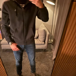 Svart zip hoodie från Ralp Lauren - Säljer en svart stilren och väldigt bekväm zip hoodie ifrån ralph lauren, den är i storlek small, och är i väldigt gott skick. Använd ett fåtal gånger, max 5 ggr. Köpt på Voltfashion för ca 2000kr, säljer nu för endast 899kr. Jag som har på mig den är 174cm lång. Bara att höra av dig om du har några funderingar 🙌🏼Pris kan diskuteras vid snabb och smidig affär. 