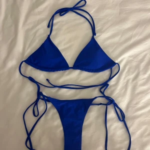 Blå bikini  - Snygg blå bikini med knytband i både över- och underdel. Oanvänd 