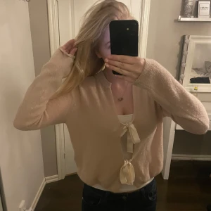 Rosa kofta med knytband - INTRESSEKOLL! mysig rosa kofta med knytband framtill. Koftan har långa ärmar och en mjuk, bekväm passform. 💞💞