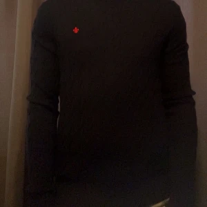 Morris tröja  - En blå kabel stickad tröja från Morris | Storlek S | Tröjan har två små hål (se bilder) som lätt går att sy igen där av priset utanför hålen har tröjan inga defekter | Tveka inte med att höra av dig vid minsta fråga | 