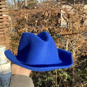 Blå cowboy hatt - blå cowboyhatt. fleecematerial eller ull, kan vara en blandning. 
