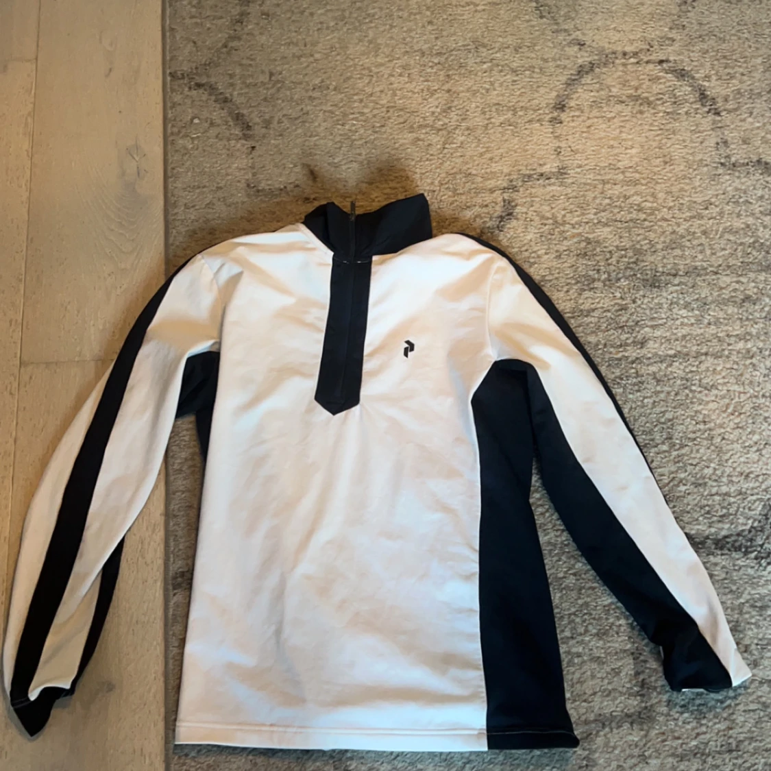 Vit och svart tröja från Peak Performance