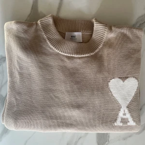 Ljus stickad AMI Paris tröja - Säljer nu denna supersnygga stickade AMI Paris tröja, perfekt för lite varmare väder! Passar superbra till ett par linnebyxor och vilka skor som helst en härlig sommardag!☀️Tröjan är knappt använd dvs inga tecken på användning. Tveka inte på att fråga/skriva vid intresse!