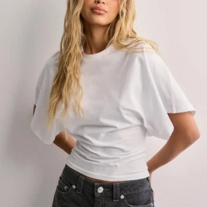 Vit t shirt  - Snygg vit t-shirt med korta ärmar och en tight passform. Den är nästan ny och bara testad, tyvärr är inte lappen kvar. Säljer för att jag inte tycker jag passar i den❤️