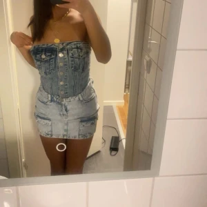 Jeanskjol med knappar  - Trendig jeanskjol i ljus denim med knappar framtill och fickor. Snygg!