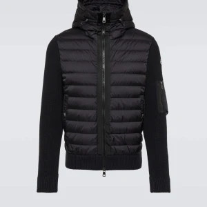 Moncler Cardigan  - Snygg svart dunjacka från Moncler med stickade ärmar och huva. Den är nyligen köpt men tyckte inte det var min stil så säljer den därför. Om du vill ha mer bilder eller har frågor, tveka inte att skriva till mig☺️M men passar S! (Kan gå ner i pris)