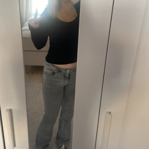 Grå jeansbyxor - Snygga grå jeansbyxor. De har en normal passform. Säljer då dom är förstora för mig. Har använt några gånger💕